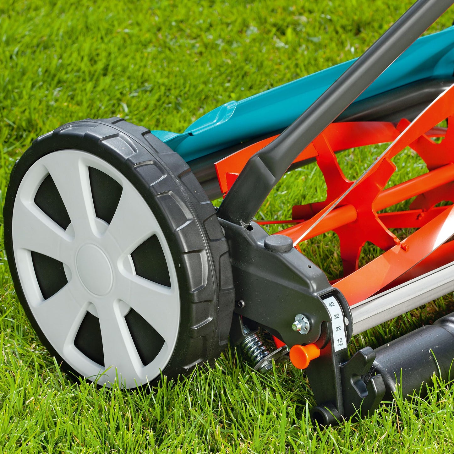GARDENA (4018) Classic 16" Reel Lawn Mower with 5 Blades. The Lawn Mower for Everyday use with No Gas, No Electricity Makes Mowing a Breeze. Best Yard Tools You can own.